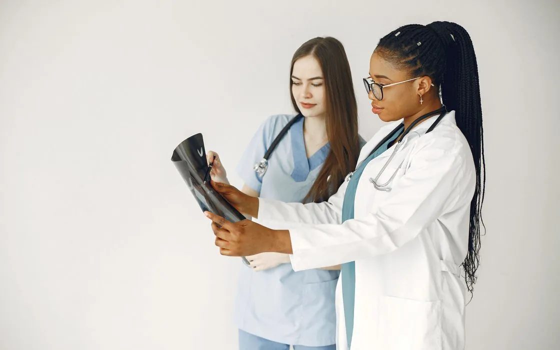 Dos profesionales sanitarios revisando juntos una radiografía
