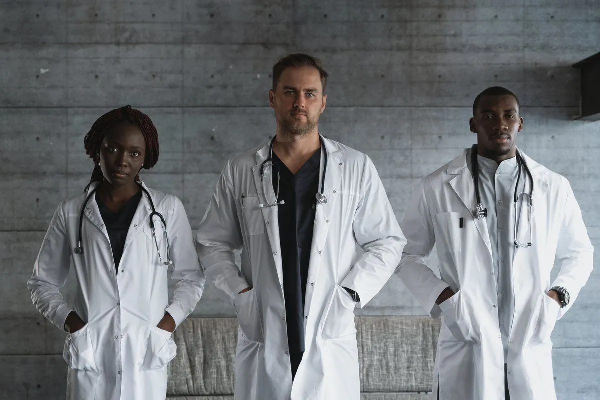 Tres médicos con bata blanca, los profesionales sanitarios que coloca Planet TA